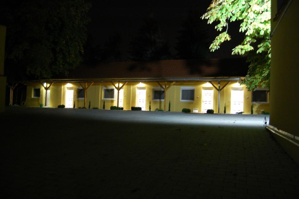 Belvarosi Rezidencia Pápa Zewnętrze zdjęcie